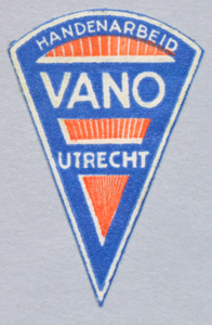 711526 Puntvormig boeketiketje van VANO-Utrecht-Handenarbeid, [Uitgeverij, F.C. Dondersstraat 58] te Utrecht.